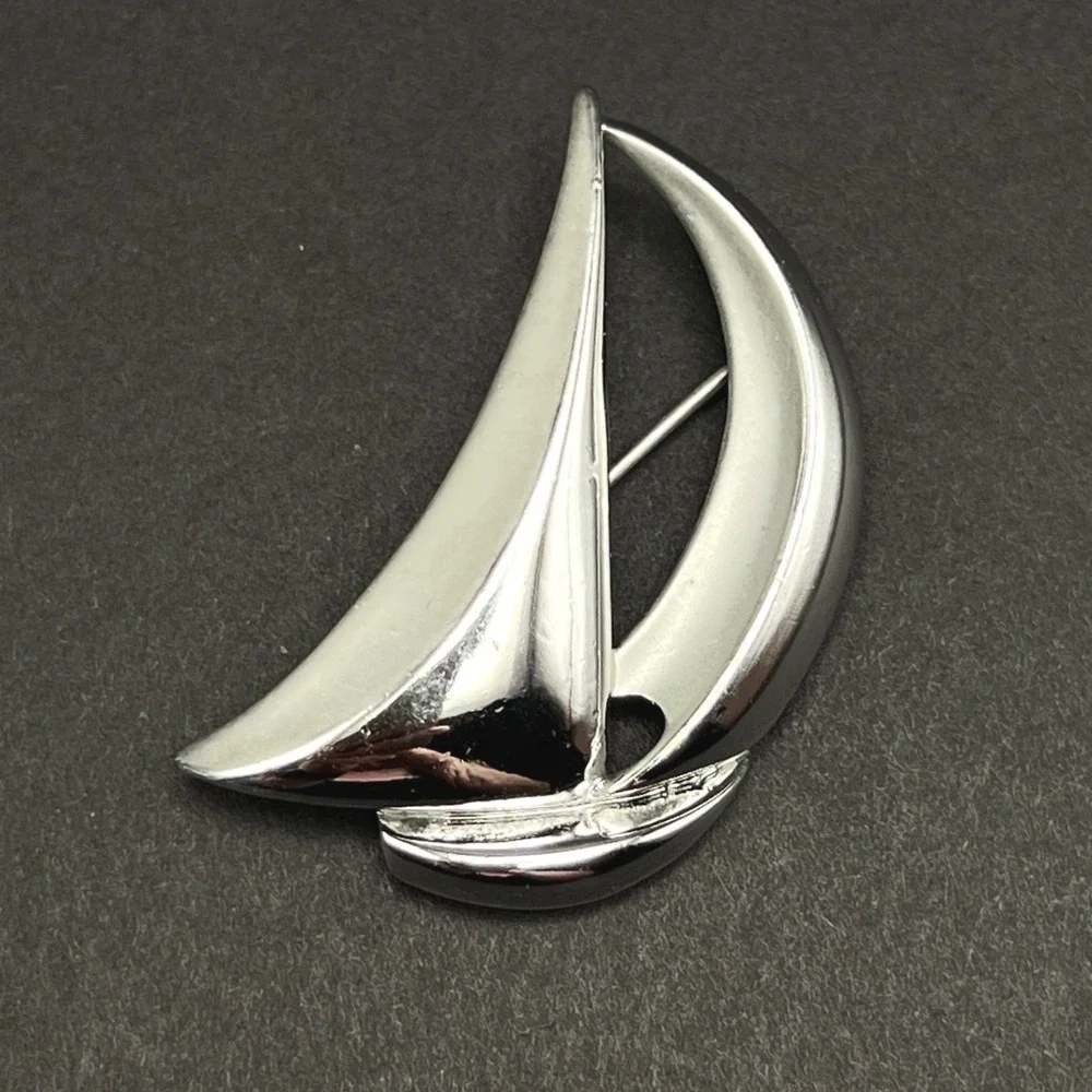 Vintage‎ Brooch Sailboat Silver Tone Nautical Sailing Signed Danecraft
